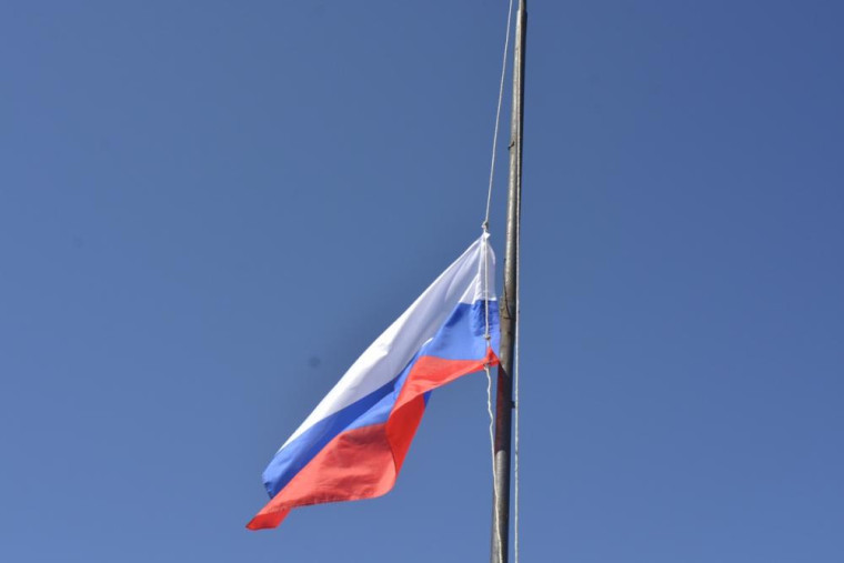 Спуск флага.
